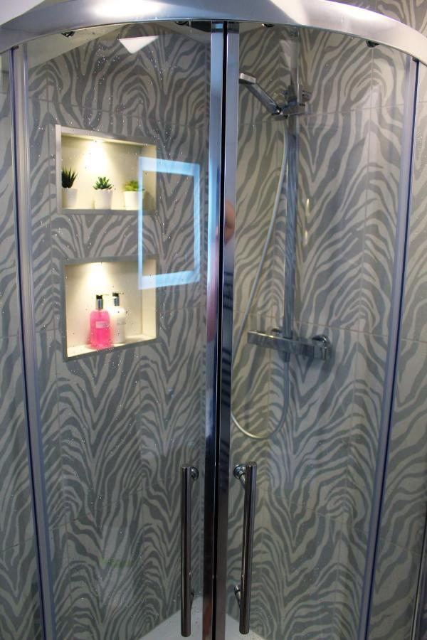 One One Five Apartment Суонси Экстерьер фото